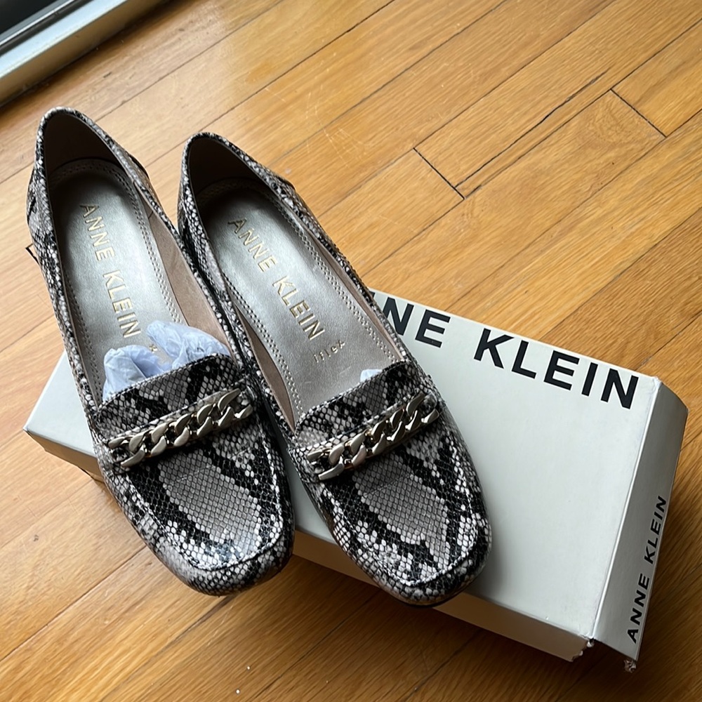 Anne Klein woman Valicity loafers, Snake print, gold chain